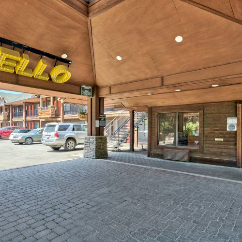 The image shows the entrance of a hotel or lodge with a big 